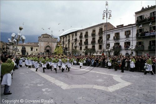 ITALY - SULMONA (AQ)
"La Madonna che scappa in piazza" (pasqua)
la statua della Madonna in Piazza Garibaldi corre verso il Cristo Risorto