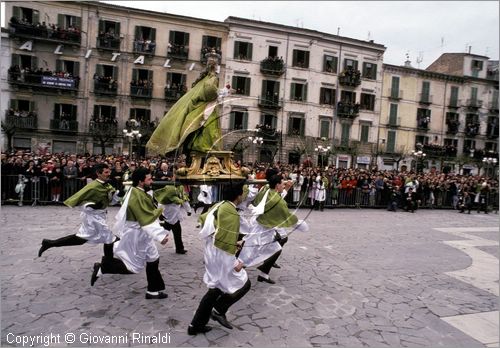 ITALY - SULMONA (AQ)
"La Madonna che scappa in piazza" (pasqua)
la statua della Madonna in Piazza Garibaldi corre verso il Cristo Risorto