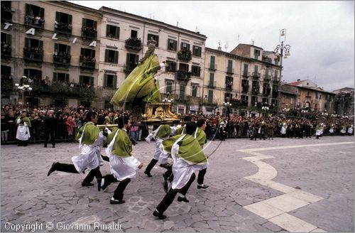 ITALY - SULMONA (AQ)
"La Madonna che scappa in piazza" (pasqua)
la statua della Madonna in Piazza Garibaldi corre verso il Cristo Risorto