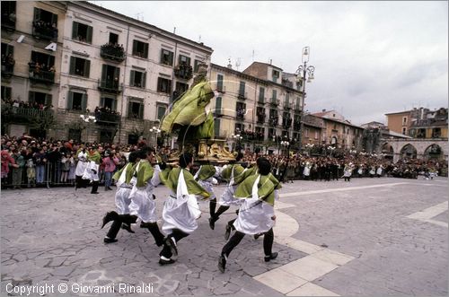 ITALY - SULMONA (AQ)
"La Madonna che scappa in piazza" (pasqua)
la statua della Madonna in Piazza Garibaldi corre verso il Cristo Risorto
