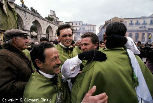 ITALY - SULMONA (AQ)
"La Madonna che scappa in piazza" (pasqua)
la gioia dei confratelli dopo la corsa della Madonna