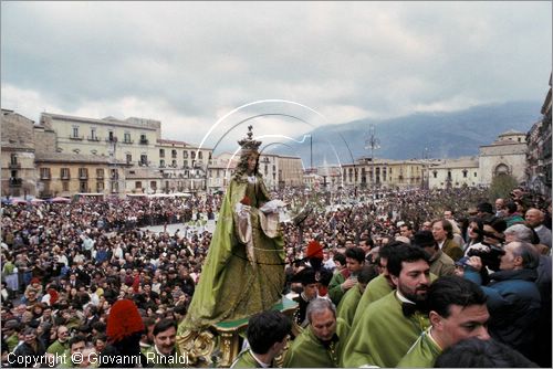 ITALY - SULMONA (AQ)
"La Madonna che scappa in piazza" (pasqua)
la statua della Madonna in Piazza Garibaldi dopo la corsa verso il Cristo Risorto senza il velo nero