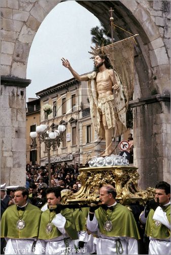ITALY - SULMONA (AQ)
"La Madonna che scappa in piazza" (pasqua)
la statua del Cristo Risorto viene esposta in Piazza Garibaldi sotto l'acquedotto