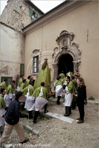 ITALY - SULMONA (AQ)
"La Madonna che scappa in piazza" (pasqua)
la statua della Madonna dopo la corsa verso il Cristo Risorto senza il velo nero