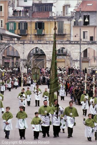 ITALY - SULMONA (AQ)
"La Madonna che scappa in piazza" (pasqua)
la processione della Confraternita di Santa Maria di Loreto in Piazza Garibaldi