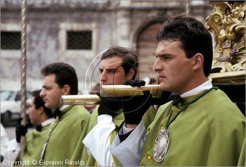 ITALY - SULMONA (AQ)
"La Madonna che scappa in piazza" (pasqua)
la processione della Confraternita di Santa Maria di Loreto in Piazza Garibaldi