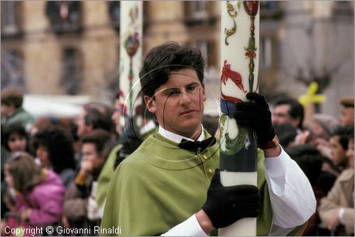 ITALY - SULMONA (AQ)
"La Madonna che scappa in piazza" (pasqua)
la Confraternita di Santa Maria di Loreto in processione con i ceri