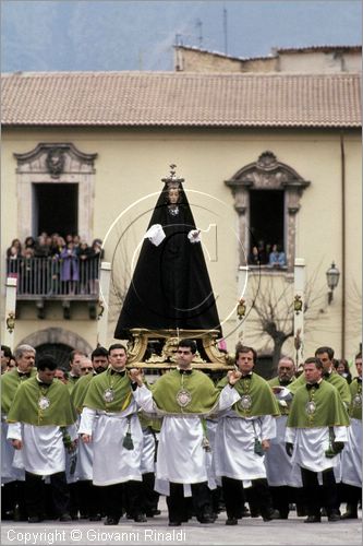 ITALY - SULMONA (AQ)
"La Madonna che scappa in piazza" (pasqua)
la statua della Madonna in Piazza Garibaldi ancora con il velo nero di lutto