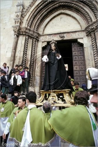 ITALY - SULMONA (AQ)
"La Madonna che scappa in piazza" (pasqua)
la statua della Madonna esce dalla chiesa di San Filippo ancora con il velo nero e si reca alla Piazza Garibaldi