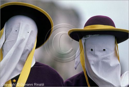 ITALY - TARANTO
Riti della Settimana Santa
dal Gioved le coppie di "perdune" della confraternita di San Giuseppe vanno lentamente in pellegrinaggio ai Sepolcri allestiti nelle chiese