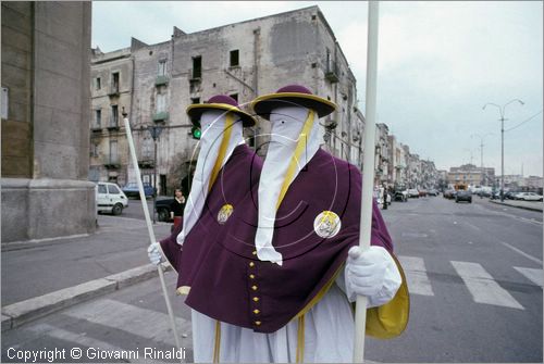 ITALY - TARANTO
Riti della Settimana Santa
dal Gioved le coppie di "perdune" della confraternita di San Giuseppe vanno lentamente in pellegrinaggio ai Sepolcri allestiti nelle chiese