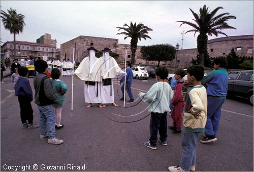 ITALY - TARANTO
Riti della Settimana Santa
dal Gioved le coppie di "perdune" vanno lentamente in pellegrinaggio ai Sepolcri allestiti nelle chiese