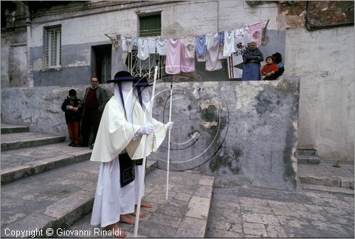 ITALY - TARANTO
Riti della Settimana Santa
dal Giovedì le coppie di "perdune" vanno lentamente in pellegrinaggio ai Sepolcri allestiti nelle chiese