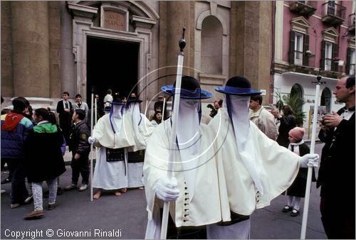 ITALY - TARANTO
Riti della Settimana Santa
dal Gioved le coppie di "perdune" vanno lentamente in pellegrinaggio ai Sepolcri allestiti nelle chiese