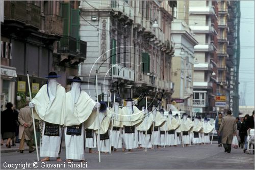 ITALY - TARANTO
Riti della Settimana Santa
durante la processione dell'Addolorata del Venerd, le coppie di "perdune" continuano lentamente ad andare in pellegrinaggio ai Sepolcri allestiti nelle chiese