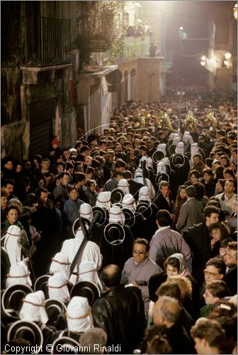ITALY - TARANTO
Riti della Settimana Santa
Processione dei Misteri del Venerd Santo.
a mezzanotte comincia la processione dell'Addolorata