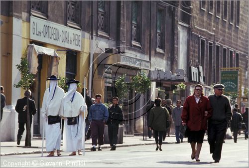 ITALY - TARANTO
Riti della Settimana Santa
durante la processione dell'Addolorata del Venerdì, le coppie di "perdune" continuano lentamente ad andare in pellegrinaggio ai Sepolcri allestiti nelle chiese