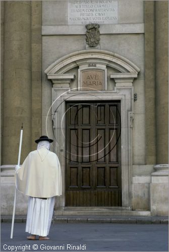 ITALY - TARANTO
Riti della Settimana Santa
il "Troccolante" davanti alla porta del Carmine