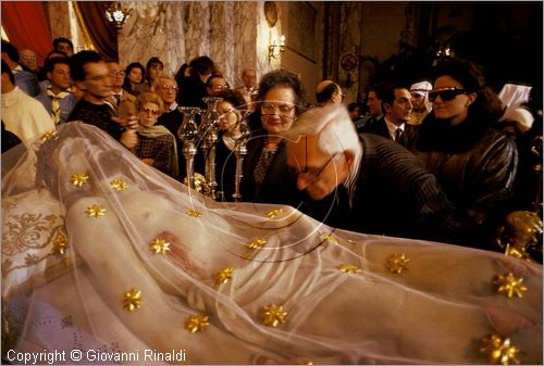 ITALY - TARANTO
Riti della Settimana Santa
la statua del Gesù Morto nella chiesa del Carmine alla fine dei tre giorni di processione