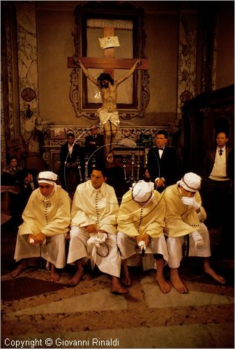 ITALY - TARANTO
Riti della Settimana Santa
i confratelli stanchi nella chiesa del Carmine al termine della processione durata tre giorni