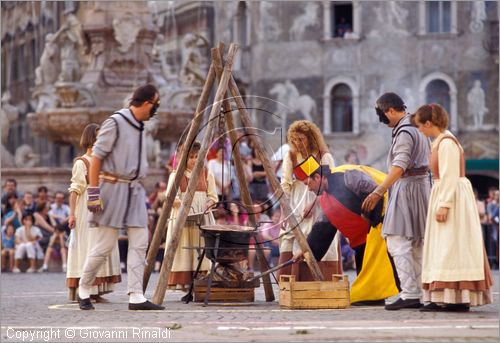 ITALY - TRENTO
Feste Vigiliane (fine giugno)
Mascherata dei "Ciusi" e dei "Gobj", lotta per la conquista della polenta.
polenta in piazza