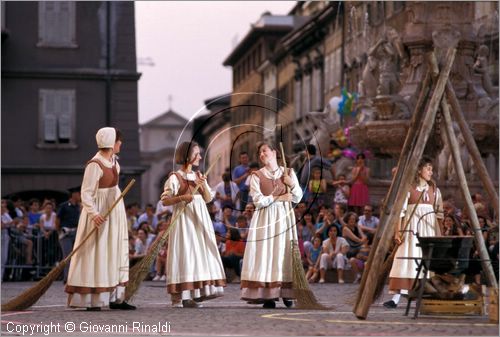 ITALY - TRENTO
Feste Vigiliane (fine giugno)
Mascherata dei "Ciusi" e dei "Gobj", lotta per la conquista della polenta.
polenta in piazza