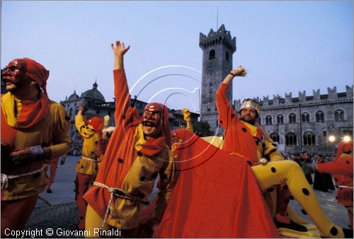 ITALY - TRENTO
Feste Vigiliane (fine giugno)
Mascherata dei "Ciusi" e dei "Gobj", lotta per la conquista della polenta.