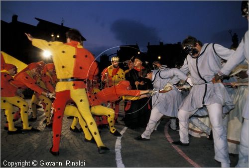 ITALY - TRENTO
Feste Vigiliane (fine giugno)
Mascherata dei "Ciusi" e dei "Gobj", lotta per la conquista della polenta.