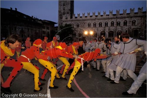 ITALY - TRENTO
Feste Vigiliane (fine giugno)
Mascherata dei "Ciusi" e dei "Gobj", lotta per la conquista della polenta.