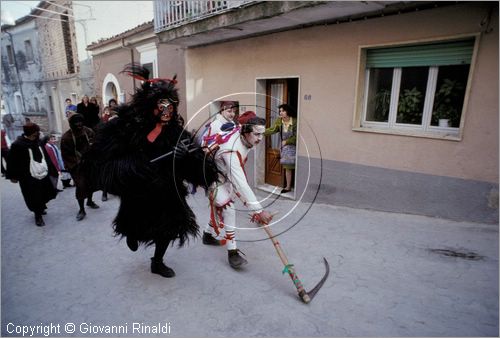 ITALY - TUFARA (CB)
Festa "Il Diavolo di Tufara" (carnevale)
il diavolo gira per il paese terrorizzando la gente insieme a due personaggi vestiti di bianco con la falce che rappresentano la morte