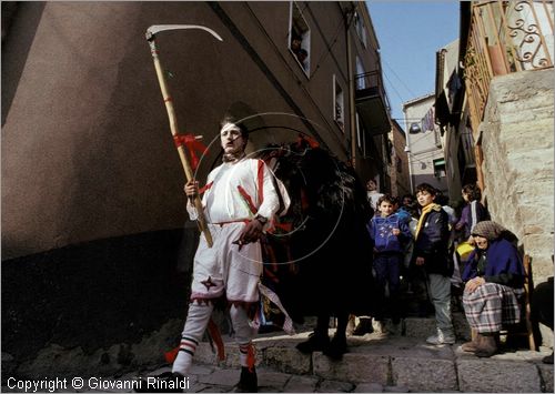 ITALY - TUFARA (CB)
Festa "Il Diavolo di Tufara" (carnevale)
il diavolo gira per il paese terrorizzando la gente insieme a due personaggi vestiti di bianco con la falce che rappresentano la morte