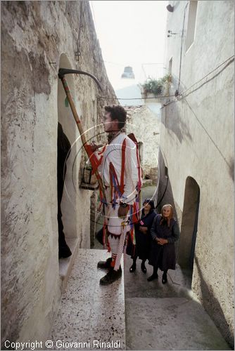 ITALY - TUFARA (CB)
Festa "Il Diavolo di Tufara" (carnevale)
il diavolo gira per il paese terrorizzando la gente insieme a due personaggi vestiti di bianco con la falce che rappresentano la morte