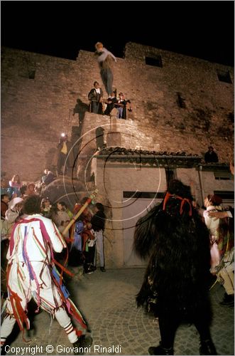 ITALY - TUFARA (CB)
Festa "Il Diavolo di Tufara" (carnevale)
il fantoccio che rappresenta il carnevale mentre viene gettato dalla rupe la sera
