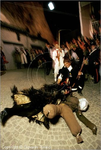ITALY - TUFARA (CB)
Festa "Il Diavolo di Tufara" (carnevale)
il fantoccio che rappresenta il carnevale gettato dalla rupe ed assalito dal diavolo