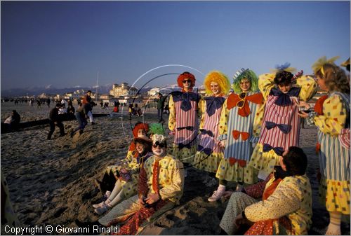 ITALY - VIAREGGIO (LU)
Il Carnevale
gruppi mascherati in spiaggia