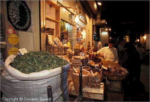 SYRIA - ALEPPO - Souq - venditori spezie e generi alimentari