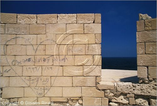 EGYPT - Alexandria - muro con scritte sul Fortino di Qait Bay -
