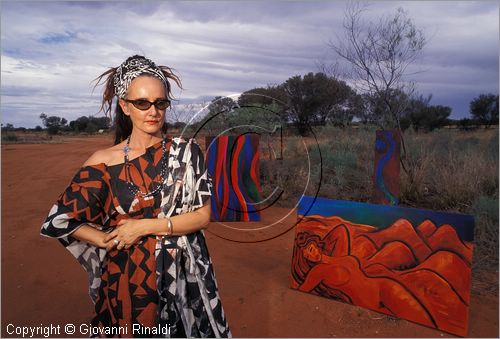 AUSTRALIA CENTRALE - Alice Springs - la pittrice Linda Jackson
