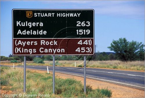 AUSTRALIA CENTRALE - (Alice Springs) - la strada per Ayers Rock
