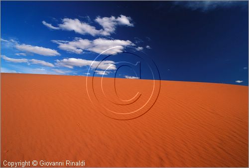 AUSTRALIA CENTRALE - paesaggio con sabbia rossa presso Curtin Springs