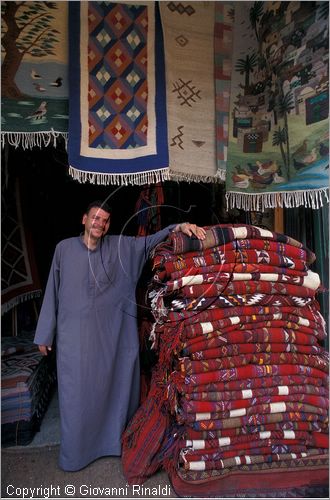 EGYPT - CAIRO - Kerdasa - venditore di tappeti