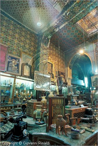 EGYPT - CAIRO - Khan El-Khalili - negozio di antiquariato