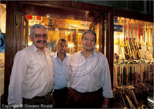 EGYPT - CAIRO - Khan El-Khalili - negozio di ambra Mohamed R.El Kady