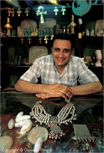 EGYPT - CAIRO - Khan El-Khalili - negozio di gioielli Sadek M. Il El Mansoury