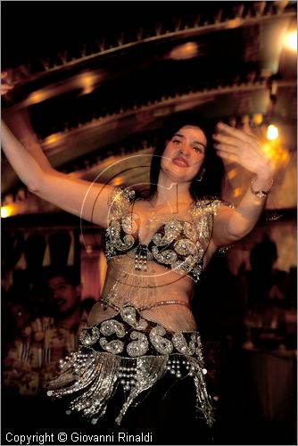 EGYPT - CAIRO - danza del ventre in un locale