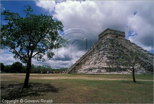 MEXICO - YUCATAN - Area archeologica di Chichen Itza, antica citt Maya (432 - 987 d.C.) - Piramide di Kukulkan (El Castillo) vista da las Mil Columnas