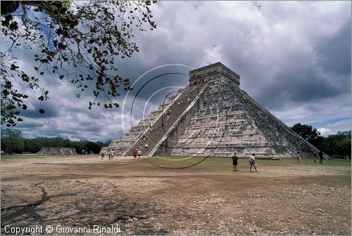 MEXICO - YUCATAN - Area archeologica di Chichen Itza, antica citt Maya (432 - 987 d.C.) - Piramide di Kukulkan (El Castillo) vista da las Mil Columnas