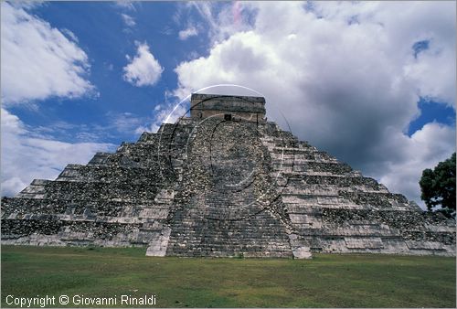 MEXICO - YUCATAN - Area archeologica di Chichen Itza, antica citt Maya (432 - 987 d.C.) - Piramide di Kukulkan (El Castillo) vista da las Mil Columnas