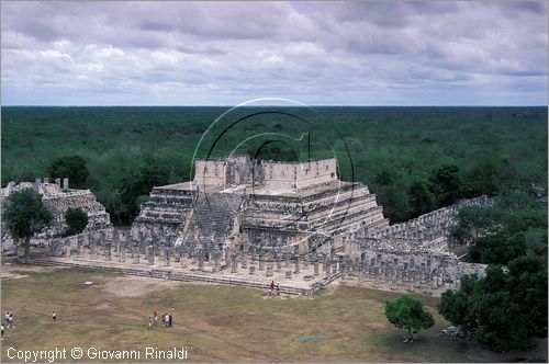 MEXICO - YUCATAN - Area archeologica di Chichen Itza, antica citt Maya (432 - 987 d.C.) - Templo de los Guerreros visto dall'alto della Piramide di Kukulkan (El Castillo)