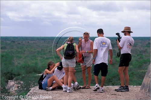 MEXICO - YUCATAN - Area archeologica di Chichen Itza, antica città Maya (432 - 987 d.C.) - in cima alla Piramide di Kukulkan (El Castillo)